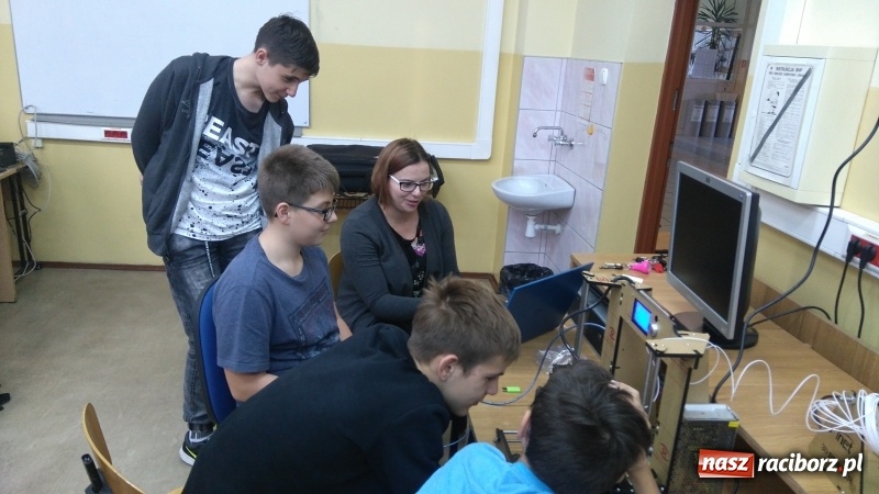 Zdjęcie w galerii na portalu naszraciborz.pl: Matematyczni Ryśliciele promują swoją książkę w powiecie! wiadomości z regionu