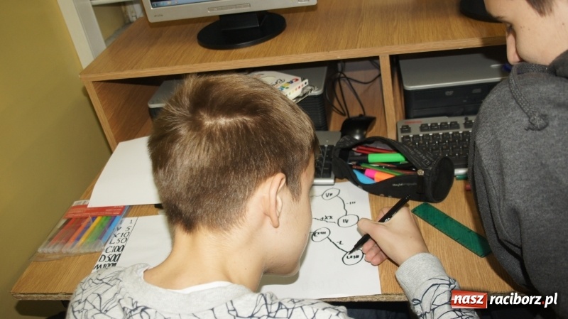 Zdjęcie w galerii na portalu naszraciborz.pl: Matematyczni Ryśliciele promują swoją książkę w powiecie! wiadomości z regionu