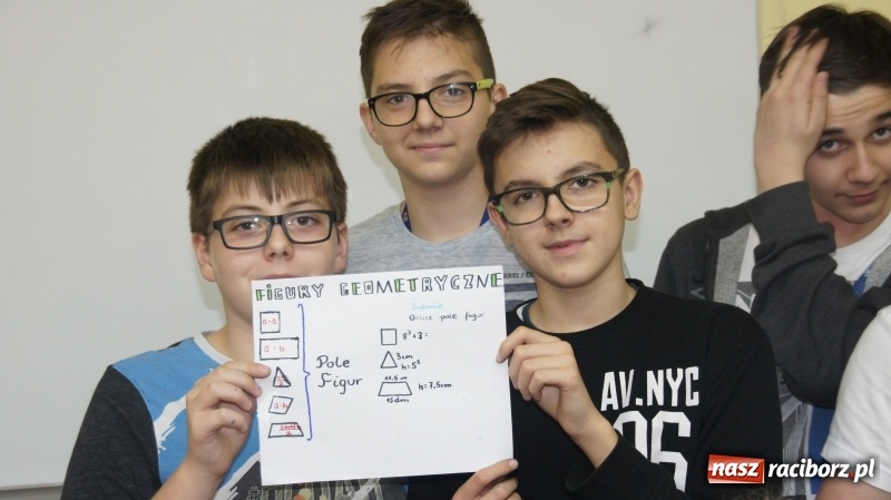 Zdjęcie w galerii na portalu naszraciborz.pl: Matematyczni Ryśliciele promują swoją książkę w powiecie! wiadomości z regionu