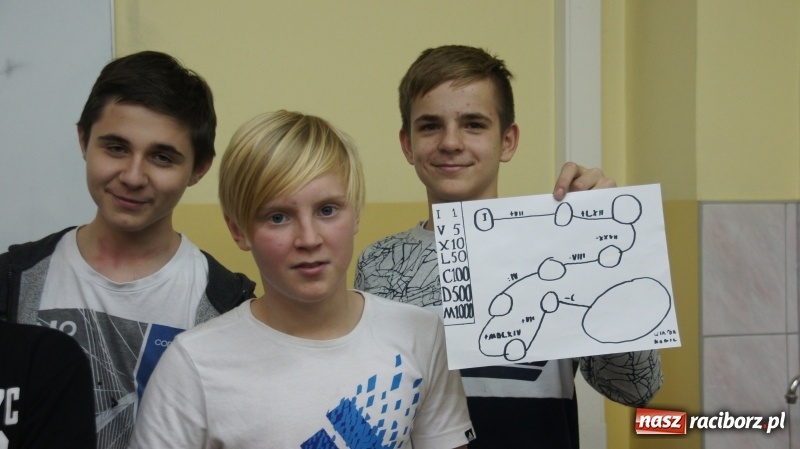 Zdjęcie w galerii na portalu naszraciborz.pl: Matematyczni Ryśliciele promują swoją książkę w powiecie! wiadomości z regionu