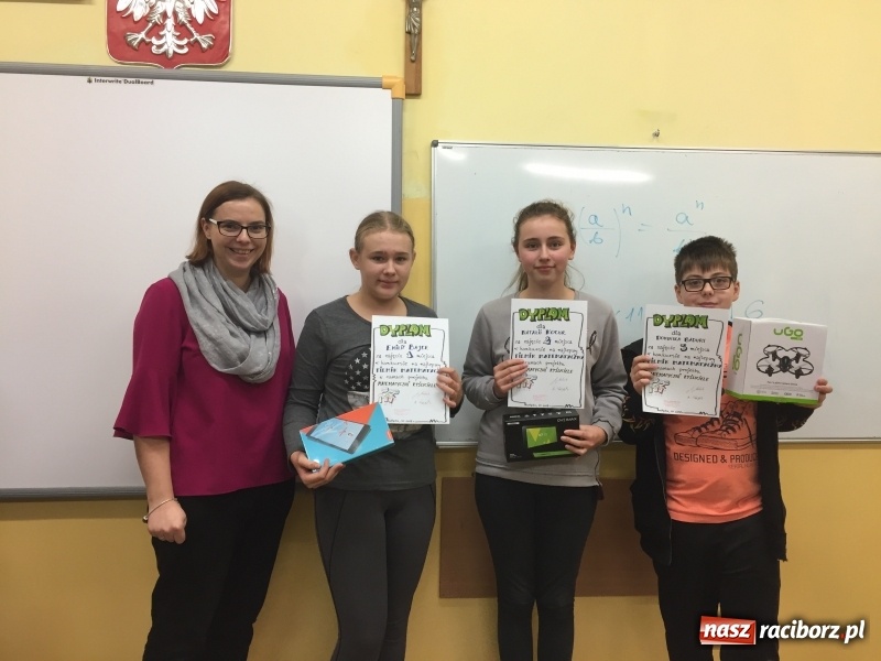 Zdjęcie w galerii na portalu naszraciborz.pl: Matematyczni Ryśliciele promują swoją książkę w powiecie! wiadomości z regionu