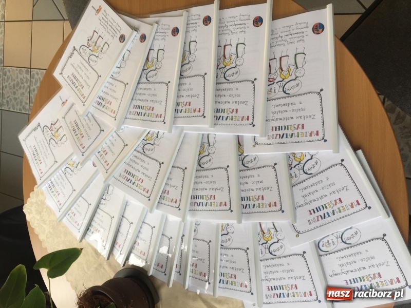 Zdjęcie w galerii na portalu naszraciborz.pl: Matematyczni Ryśliciele promują swoją książkę w powiecie! wiadomości z regionu