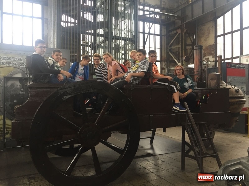 Zdjęcie w galerii na portalu naszraciborz.pl: Matematyczni Ryśliciele promują swoją książkę w powiecie! wiadomości z regionu