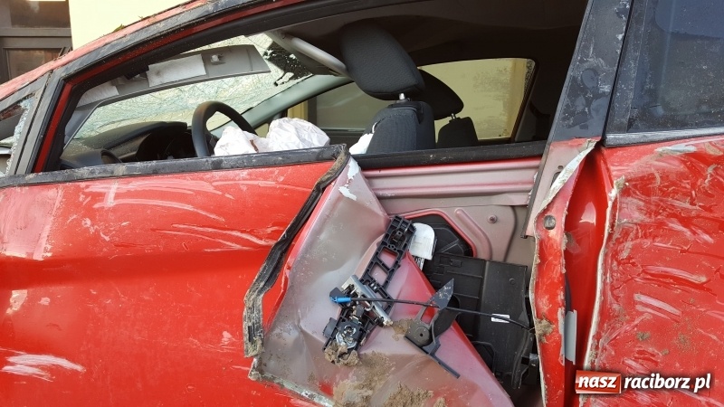 Zdjęcie w galerii na portalu naszraciborz.pl: Dachowanie na DK 45 Sudół-Bieńkowice  wiadomości z regionu