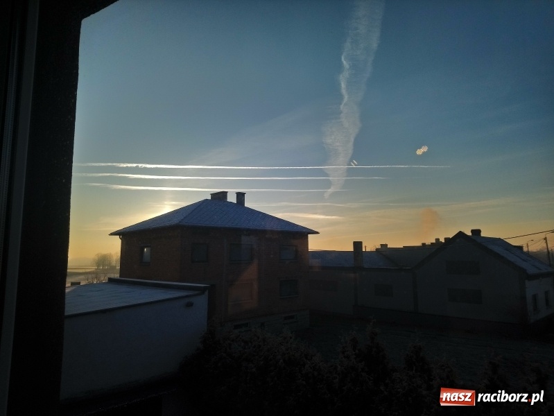 Zdjęcie w galerii na portalu naszraciborz.pl: Nasze Czytelniczki udokumentowały niecodziennie poranne wydarzenia na niebie  wiadomości z regionu