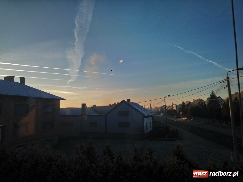 Zdjęcie w galerii na portalu naszraciborz.pl: Nasze Czytelniczki udokumentowały niecodziennie poranne wydarzenia na niebie  wiadomości z regionu