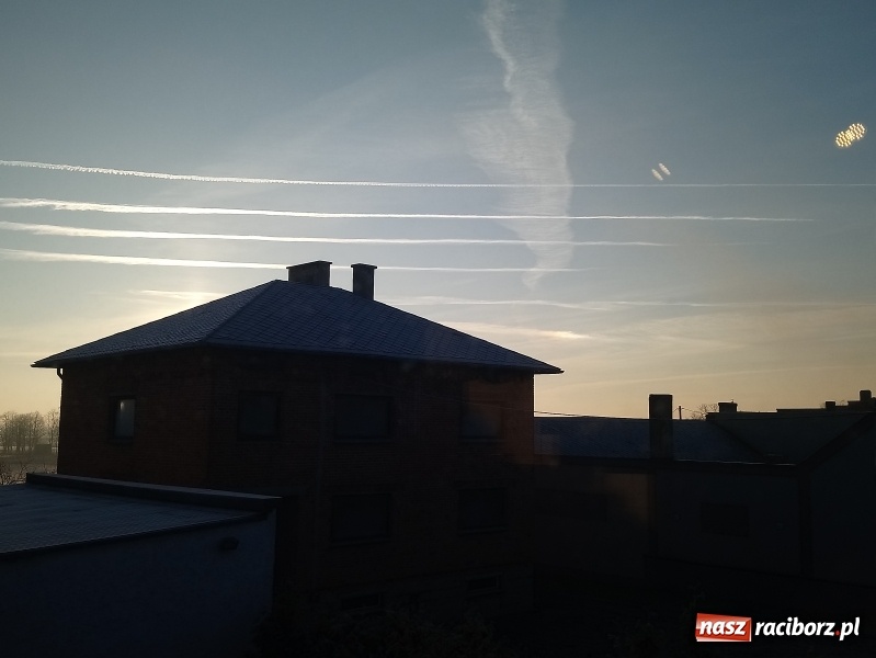 Zdjęcie w galerii na portalu naszraciborz.pl: Nasze Czytelniczki udokumentowały niecodziennie poranne wydarzenia na niebie  wiadomości z regionu