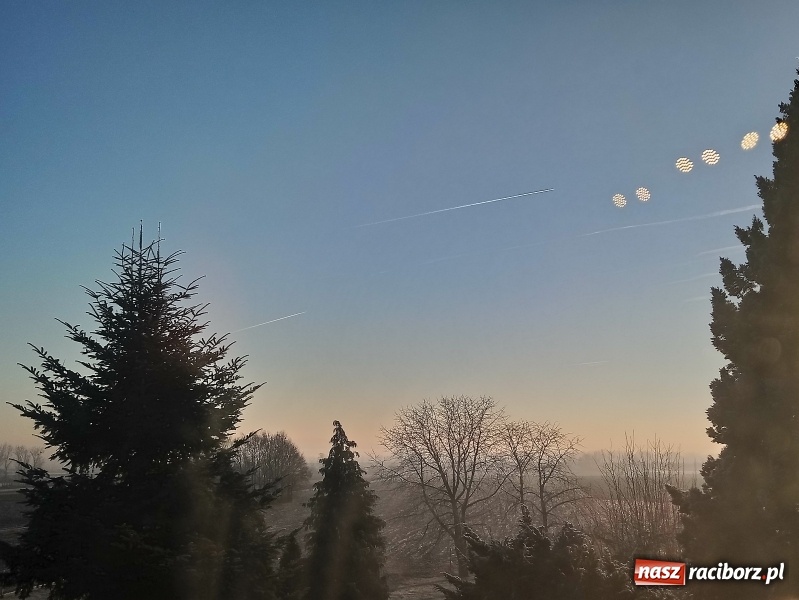 Zdjęcie w galerii na portalu naszraciborz.pl: Nasze Czytelniczki udokumentowały niecodziennie poranne wydarzenia na niebie  wiadomości z regionu
