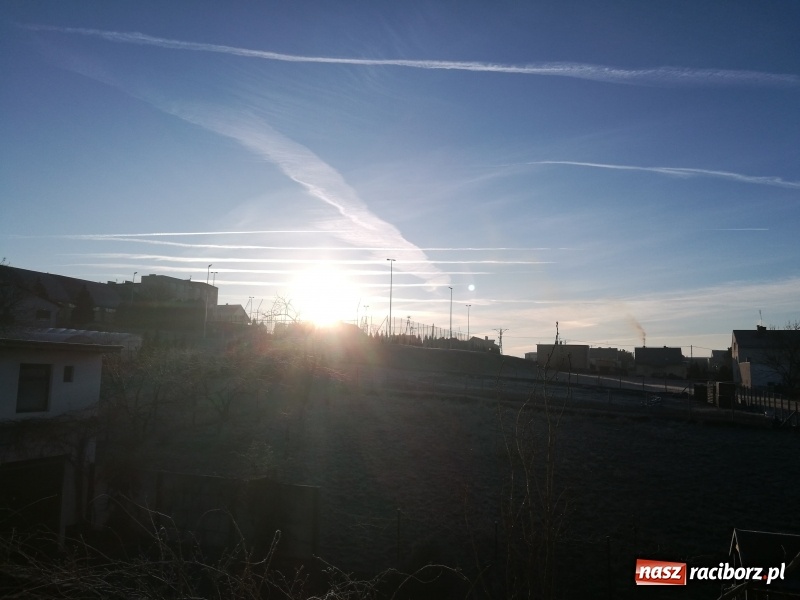 Zdjęcie w galerii na portalu naszraciborz.pl: Nasze Czytelniczki udokumentowały niecodziennie poranne wydarzenia na niebie  wiadomości z regionu