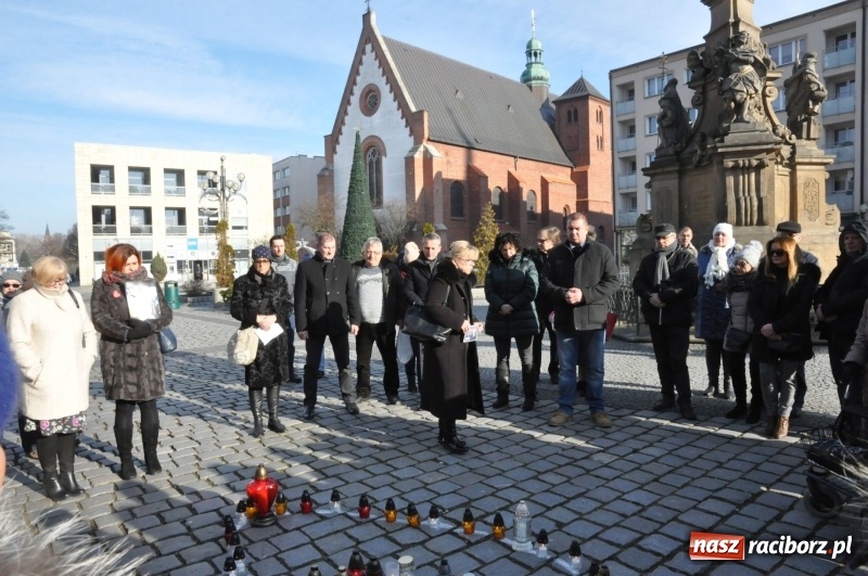 Zdjęcie w galerii na portalu naszraciborz.pl: Racibórz w samo południe uczcił pamięć prezydenta Gdańska Pawła Adamowicza FOTO i WIDEO  wiadomości z regionu