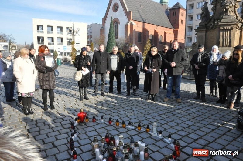 Zdjęcie w galerii na portalu naszraciborz.pl: Racibórz w samo południe uczcił pamięć prezydenta Gdańska Pawła Adamowicza FOTO i WIDEO  wiadomości z regionu