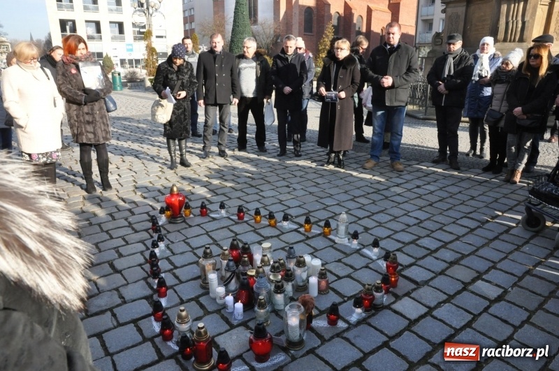 Zdjęcie w galerii na portalu naszraciborz.pl: Racibórz w samo południe uczcił pamięć prezydenta Gdańska Pawła Adamowicza FOTO i WIDEO  wiadomości z regionu