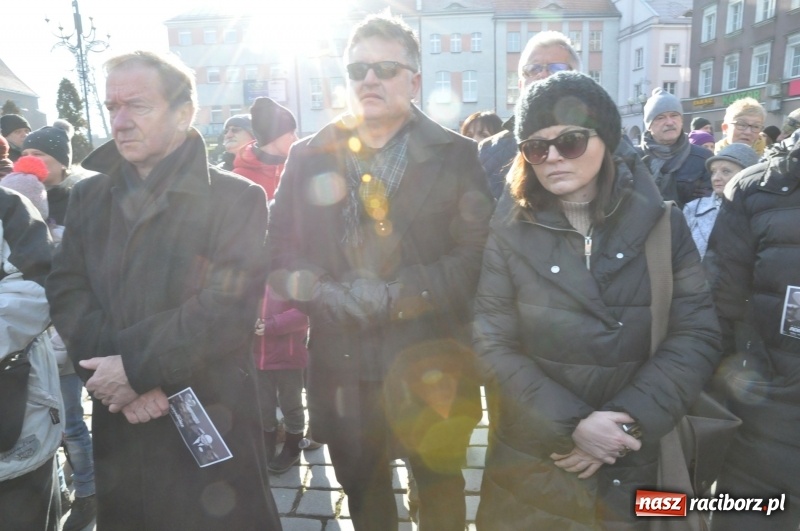 Zdjęcie w galerii na portalu naszraciborz.pl: Racibórz w samo południe uczcił pamięć prezydenta Gdańska Pawła Adamowicza FOTO i WIDEO  wiadomości z regionu
