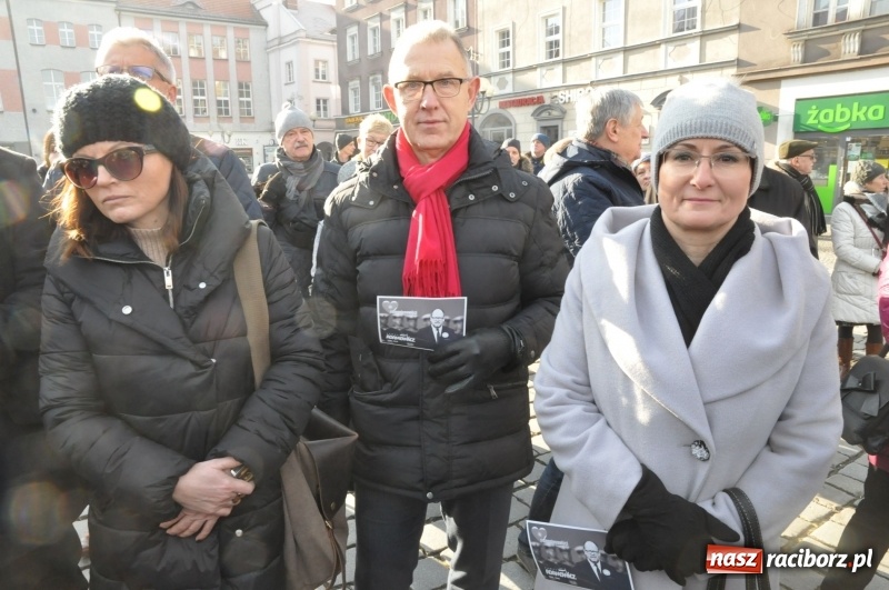 Zdjęcie w galerii na portalu naszraciborz.pl: Racibórz w samo południe uczcił pamięć prezydenta Gdańska Pawła Adamowicza FOTO i WIDEO  wiadomości z regionu
