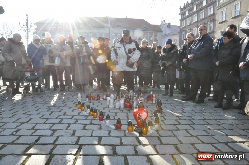 Zdjęcie w galerii na portalu naszraciborz.pl: Racibórz w samo południe uczcił pamięć prezydenta Gdańska Pawła Adamowicza FOTO i WIDEO  wiadomości z regionu