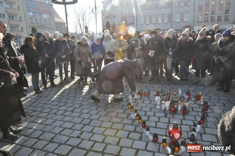Zdjęcie w galerii na portalu naszraciborz.pl: Racibórz w samo południe uczcił pamięć prezydenta Gdańska Pawła Adamowicza FOTO i WIDEO  wiadomości z regionu