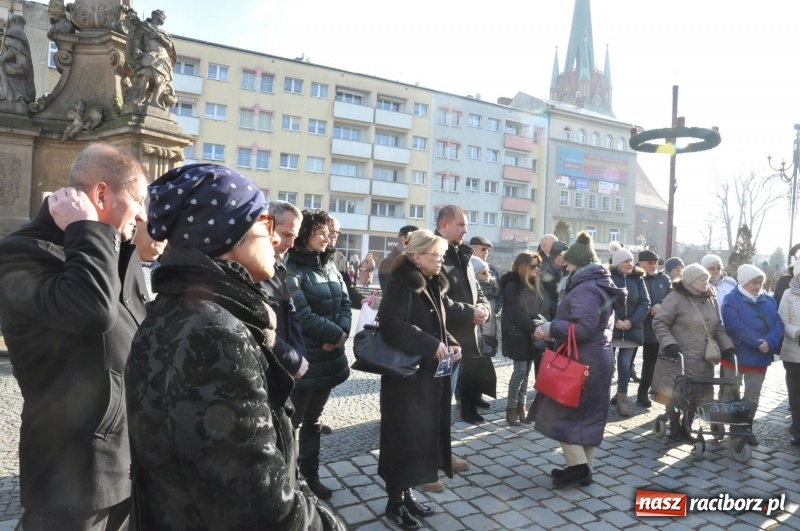 Zdjęcie w galerii na portalu naszraciborz.pl: Racibórz w samo południe uczcił pamięć prezydenta Gdańska Pawła Adamowicza FOTO i WIDEO  wiadomości z regionu