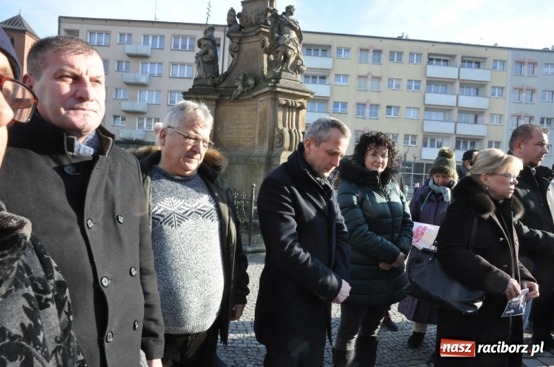 Zdjęcie w galerii na portalu naszraciborz.pl: Racibórz w samo południe uczcił pamięć prezydenta Gdańska Pawła Adamowicza FOTO i WIDEO  wiadomości z regionu
