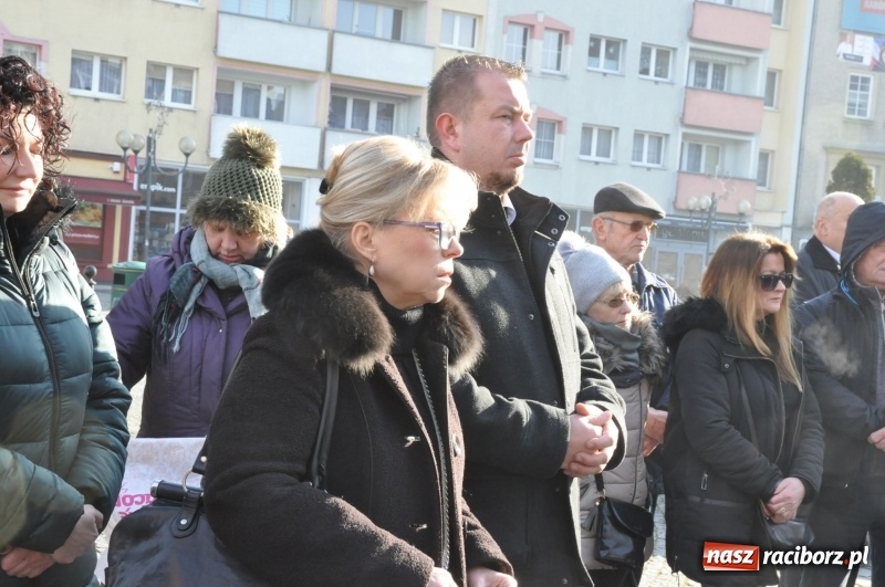 Zdjęcie w galerii na portalu naszraciborz.pl: Racibórz w samo południe uczcił pamięć prezydenta Gdańska Pawła Adamowicza FOTO i WIDEO  wiadomości z regionu