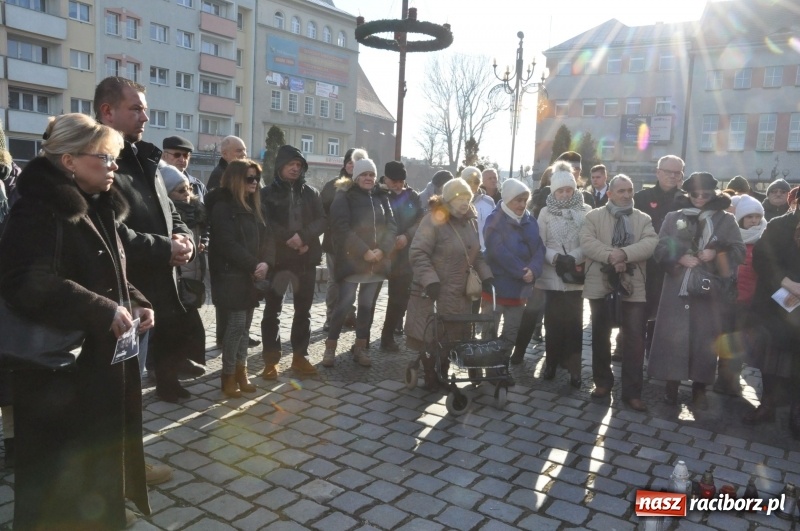Zdjęcie w galerii na portalu naszraciborz.pl: Racibórz w samo południe uczcił pamięć prezydenta Gdańska Pawła Adamowicza FOTO i WIDEO  wiadomości z regionu