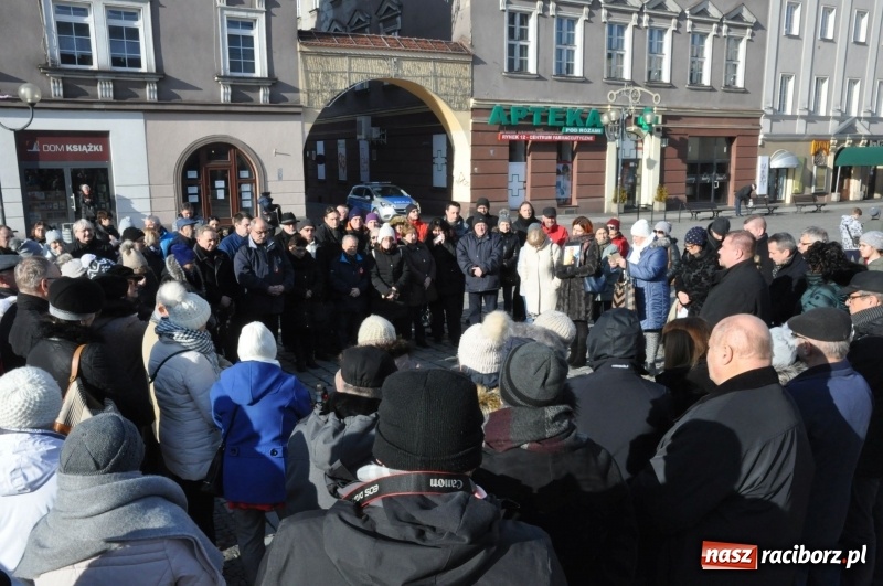 Zdjęcie w galerii na portalu naszraciborz.pl: Racibórz w samo południe uczcił pamięć prezydenta Gdańska Pawła Adamowicza FOTO i WIDEO  wiadomości z regionu