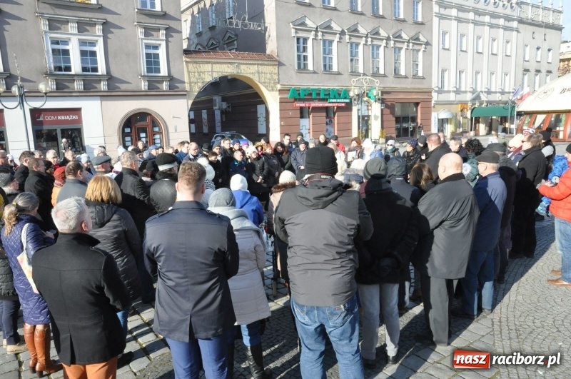 Zdjęcie w galerii na portalu naszraciborz.pl: Racibórz w samo południe uczcił pamięć prezydenta Gdańska Pawła Adamowicza FOTO i WIDEO  wiadomości z regionu