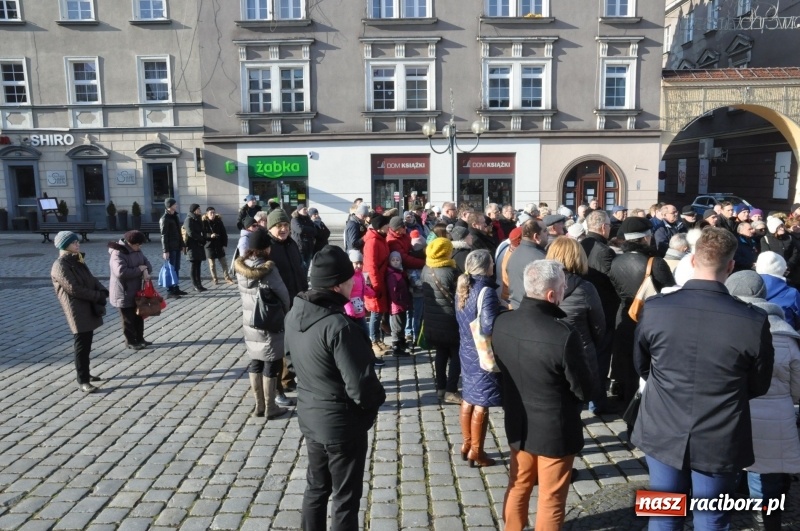 Zdjęcie w galerii na portalu naszraciborz.pl: Racibórz w samo południe uczcił pamięć prezydenta Gdańska Pawła Adamowicza FOTO i WIDEO  wiadomości z regionu