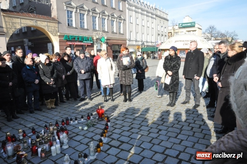 Zdjęcie w galerii na portalu naszraciborz.pl: Racibórz w samo południe uczcił pamięć prezydenta Gdańska Pawła Adamowicza FOTO i WIDEO  wiadomości z regionu