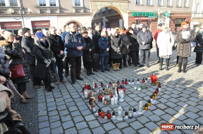 Zdjęcie w galerii na portalu naszraciborz.pl: Racibórz w samo południe uczcił pamięć prezydenta Gdańska Pawła Adamowicza FOTO i WIDEO  wiadomości z regionu