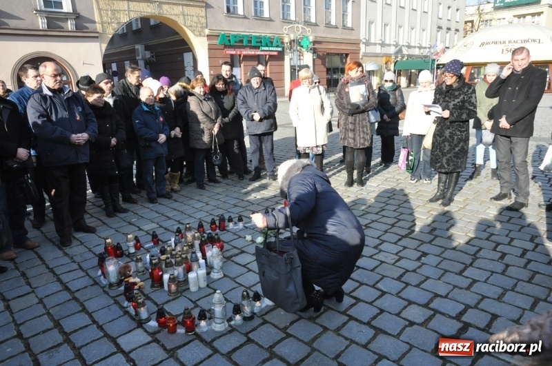Zdjęcie w galerii na portalu naszraciborz.pl: Racibórz w samo południe uczcił pamięć prezydenta Gdańska Pawła Adamowicza FOTO i WIDEO  wiadomości z regionu
