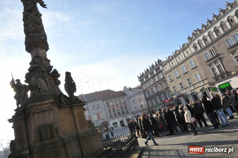 Zdjęcie w galerii na portalu naszraciborz.pl: Racibórz w samo południe uczcił pamięć prezydenta Gdańska Pawła Adamowicza FOTO i WIDEO  wiadomości z regionu