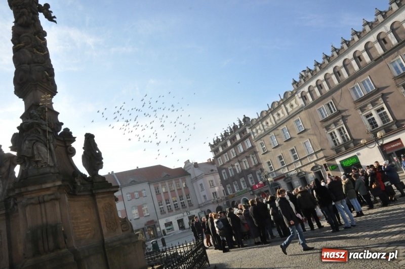 Zdjęcie w galerii na portalu naszraciborz.pl: Racibórz w samo południe uczcił pamięć prezydenta Gdańska Pawła Adamowicza FOTO i WIDEO  wiadomości z regionu