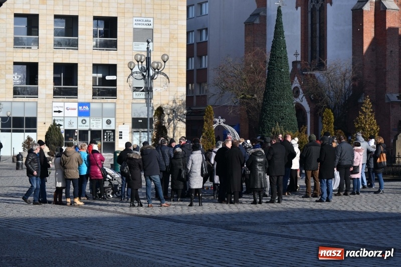 Zdjęcie w galerii na portalu naszraciborz.pl: Racibórz w samo południe uczcił pamięć prezydenta Gdańska Pawła Adamowicza FOTO i WIDEO  wiadomości z regionu