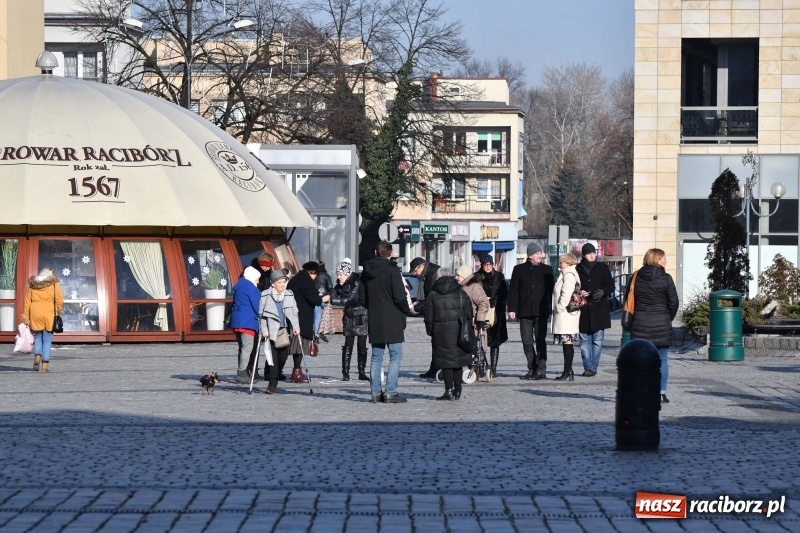 Zdjęcie w galerii na portalu naszraciborz.pl: Racibórz w samo południe uczcił pamięć prezydenta Gdańska Pawła Adamowicza FOTO i WIDEO  wiadomości z regionu
