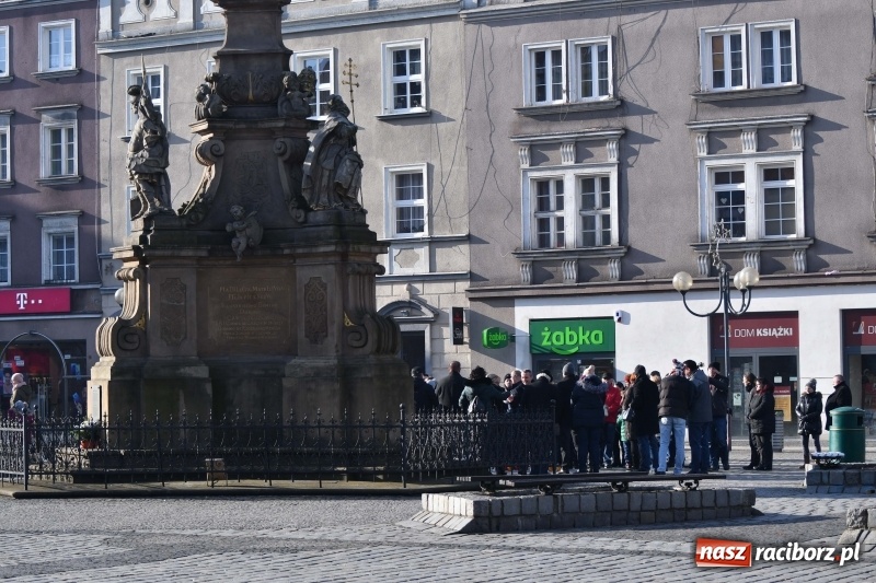 Zdjęcie w galerii na portalu naszraciborz.pl: Racibórz w samo południe uczcił pamięć prezydenta Gdańska Pawła Adamowicza FOTO i WIDEO  wiadomości z regionu