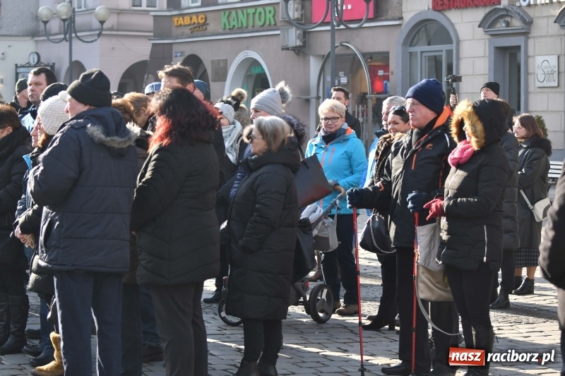 Zdjęcie w galerii na portalu naszraciborz.pl: Racibórz w samo południe uczcił pamięć prezydenta Gdańska Pawła Adamowicza FOTO i WIDEO  wiadomości z regionu