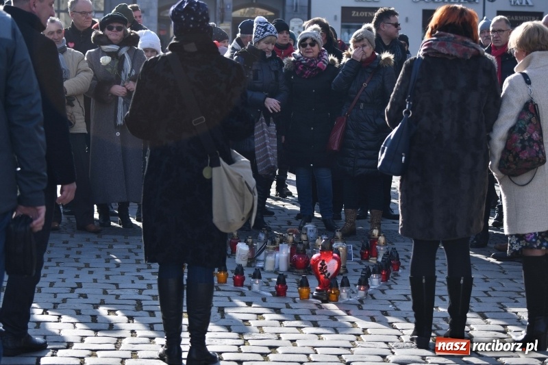 Zdjęcie w galerii na portalu naszraciborz.pl: Racibórz w samo południe uczcił pamięć prezydenta Gdańska Pawła Adamowicza FOTO i WIDEO  wiadomości z regionu