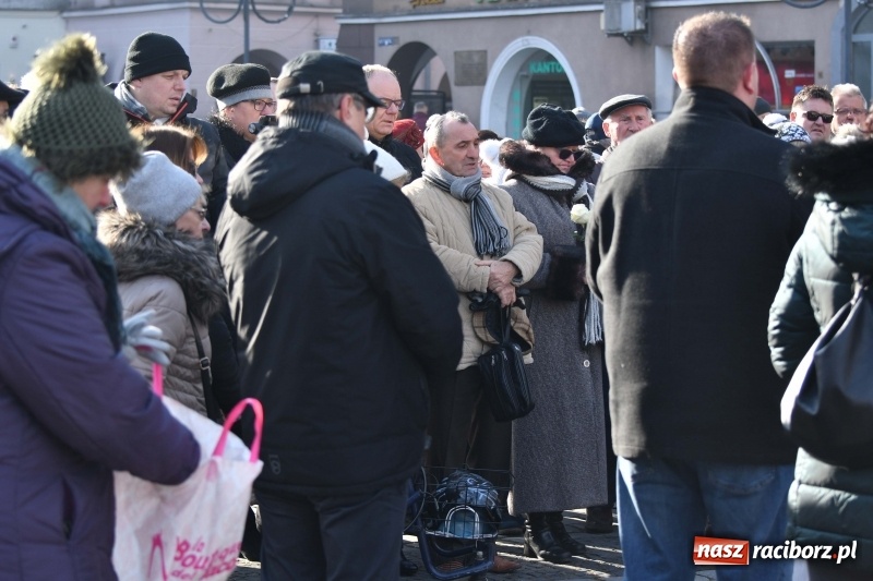 Zdjęcie w galerii na portalu naszraciborz.pl: Racibórz w samo południe uczcił pamięć prezydenta Gdańska Pawła Adamowicza FOTO i WIDEO  wiadomości z regionu