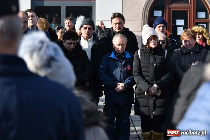 Zdjęcie w galerii na portalu naszraciborz.pl: Racibórz w samo południe uczcił pamięć prezydenta Gdańska Pawła Adamowicza FOTO i WIDEO  wiadomości z regionu