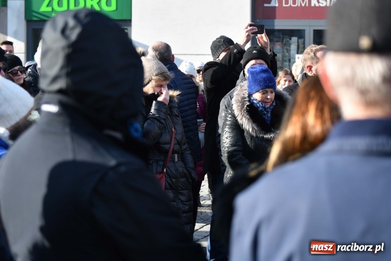 Zdjęcie w galerii na portalu naszraciborz.pl: Racibórz w samo południe uczcił pamięć prezydenta Gdańska Pawła Adamowicza FOTO i WIDEO  wiadomości z regionu