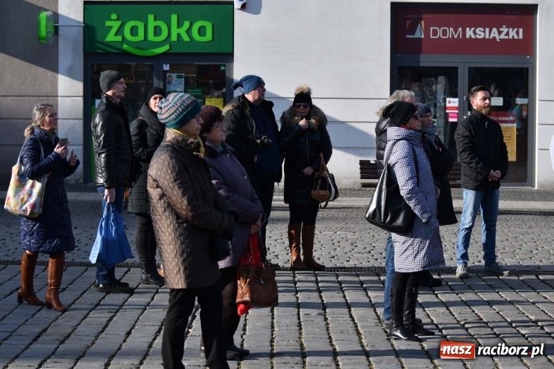 Zdjęcie w galerii na portalu naszraciborz.pl: Racibórz w samo południe uczcił pamięć prezydenta Gdańska Pawła Adamowicza FOTO i WIDEO  wiadomości z regionu