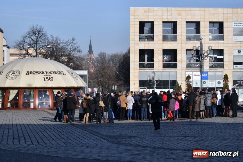 Zdjęcie w galerii na portalu naszraciborz.pl: Racibórz w samo południe uczcił pamięć prezydenta Gdańska Pawła Adamowicza FOTO i WIDEO  wiadomości z regionu