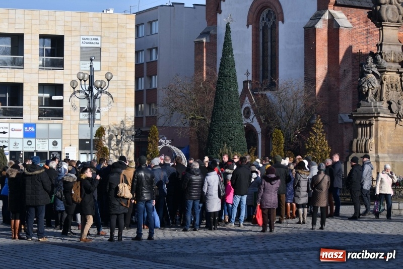 Zdjęcie w galerii na portalu naszraciborz.pl: Racibórz w samo południe uczcił pamięć prezydenta Gdańska Pawła Adamowicza FOTO i WIDEO  wiadomości z regionu