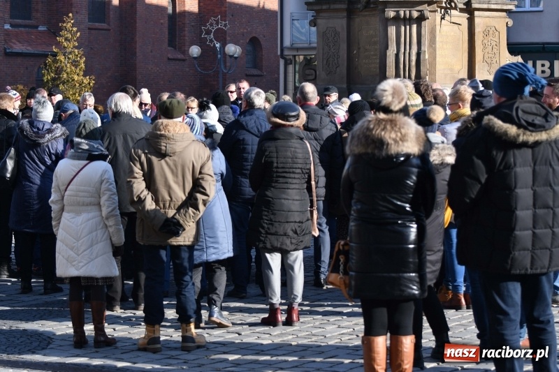 Zdjęcie w galerii na portalu naszraciborz.pl: Racibórz w samo południe uczcił pamięć prezydenta Gdańska Pawła Adamowicza FOTO i WIDEO  wiadomości z regionu