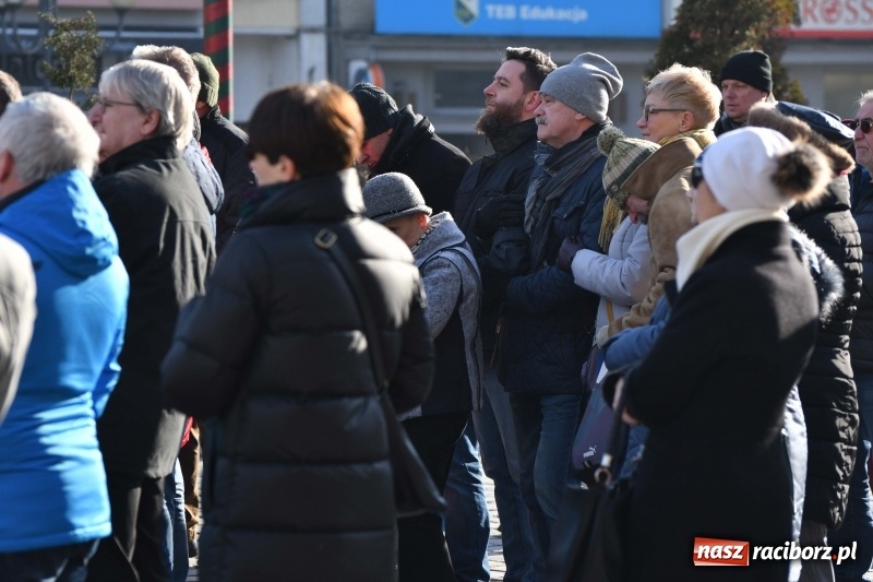 Zdjęcie w galerii na portalu naszraciborz.pl: Racibórz w samo południe uczcił pamięć prezydenta Gdańska Pawła Adamowicza FOTO i WIDEO  wiadomości z regionu