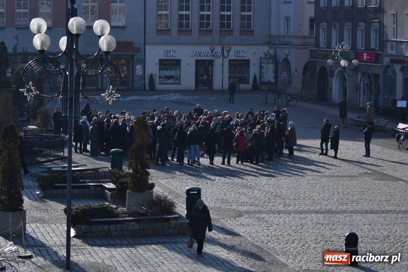 Zdjęcie w galerii na portalu naszraciborz.pl: Racibórz w samo południe uczcił pamięć prezydenta Gdańska Pawła Adamowicza FOTO i WIDEO  wiadomości z regionu