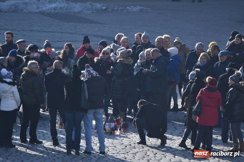 Zdjęcie w galerii na portalu naszraciborz.pl: Racibórz w samo południe uczcił pamięć prezydenta Gdańska Pawła Adamowicza FOTO i WIDEO  wiadomości z regionu