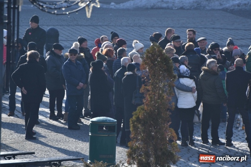 Zdjęcie w galerii na portalu naszraciborz.pl: Racibórz w samo południe uczcił pamięć prezydenta Gdańska Pawła Adamowicza FOTO i WIDEO  wiadomości z regionu