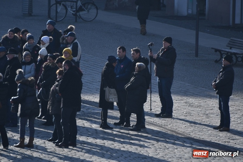 Zdjęcie w galerii na portalu naszraciborz.pl: Racibórz w samo południe uczcił pamięć prezydenta Gdańska Pawła Adamowicza FOTO i WIDEO  wiadomości z regionu