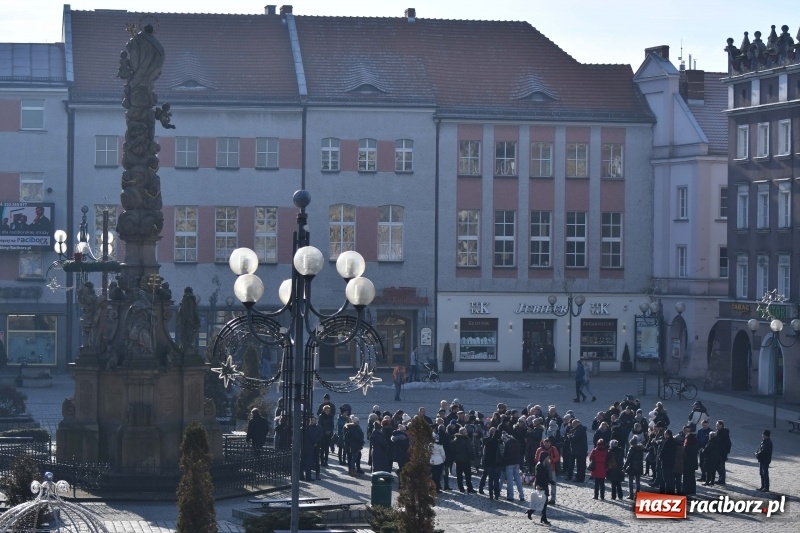 Zdjęcie w galerii na portalu naszraciborz.pl: Racibórz w samo południe uczcił pamięć prezydenta Gdańska Pawła Adamowicza FOTO i WIDEO  wiadomości z regionu